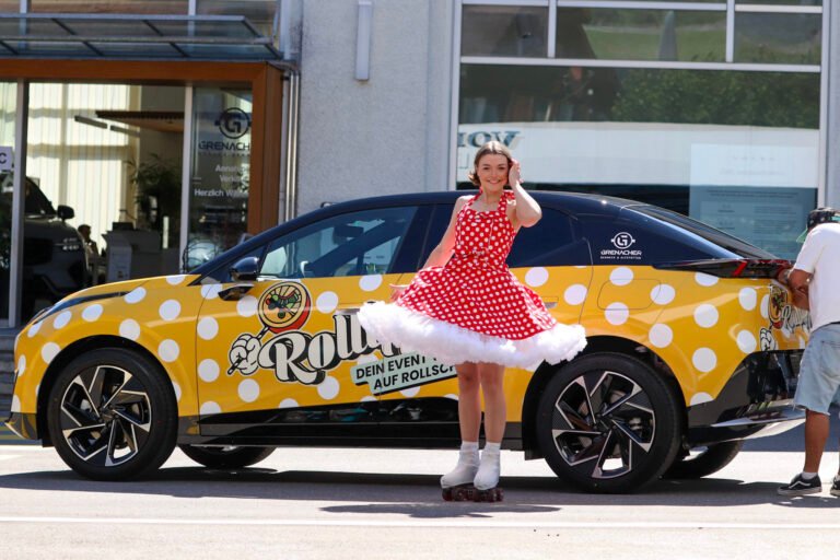auto-polkadot-lynk&co-rollerskate-gelb-schweiz-promotion-sponsoring-grenacher-rollipop